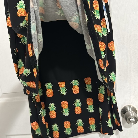 Brand new WTG Agnes Dora Black Print Fruit Sleeveless Top Size Large - Picture 6 of 9